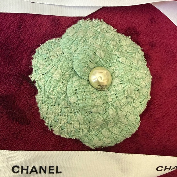 CHANEL 14C Mint Green‎ Tweed Camellia Flower Brooch with Pearl CC Center & Box - Picture 5 of 10